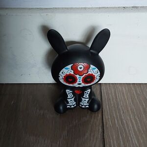 Skellanimals Black Sugar Skull Bunny Vinyl Figure